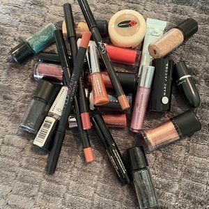 FREE GIFTS W EVERY PURCHASE